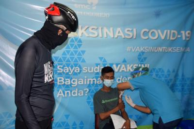 Gubernur Jateng Ganjar Pranowo meninjau pelaksanaan Vaksin Gotong Royong di SIM Square-SMC RS Telogorejo Semarang, Jawa Tengah, Selasa (6/7/2021).