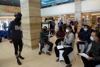 Gubernur Jateng Ganjar Pranowo meninjau pelaksanaan Vaksin Gotong Royong di SIM Square-SMC RS Telogorejo Semarang, Jawa Tengah, Selasa (6/7/2021).