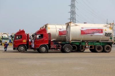 Penyerahan bantuan 21 unit Iso tank oksigen di Dermaga Nusantara, Pelabuhan Tanjung Priok, Jakarta, Selasa (6/7/2021).