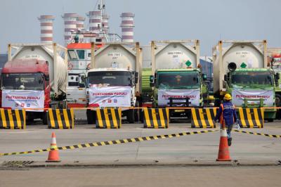 Penyerahan bantuan 21 unit Iso tank oksigen di Dermaga Nusantara, Pelabuhan Tanjung Priok, Jakarta, Selasa (6/7/2021).