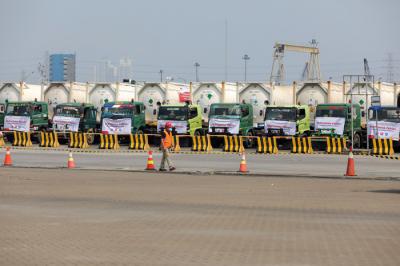 Penyerahan bantuan 21 unit Iso tank oksigen di Dermaga Nusantara, Pelabuhan Tanjung Priok, Jakarta, Selasa (6/7/2021).