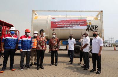 Penyerahan bantuan 21 unit Iso tank oksigen di Dermaga Nusantara, Pelabuhan Tanjung Priok, Jakarta, Selasa (6/7/2021).