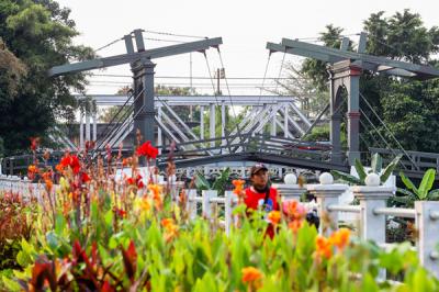 Jembatan Kota Intan yang Pernah Bernama Jembatan Inggris Jembatan Tertua di Indonesia termasuk 6 Wisata Sejarah Antimainstream Terbaik Jakarta.