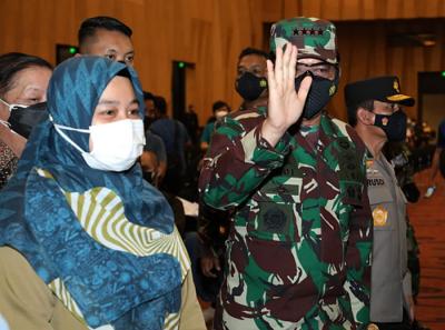 Panglima TNI Marsekal TNI Hadi Tjahjanto bersama Kapolri Jenderal Polisi Listyo Prabowo meninjau pelaksanaan vaksinasi di Mal Kota Kasablanka, Senin (5/7/2021).