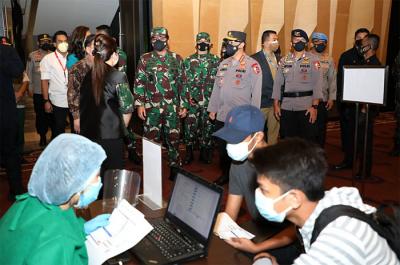 Panglima TNI Marsekal TNI Hadi Tjahjanto bersama Kapolri Jenderal Polisi Listyo Prabowo meninjau pelaksanaan vaksinasi di Mal Kota Kasablanka, Senin (5/7/2021).