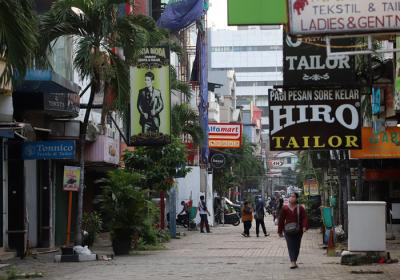 Penjalan kaki melintas di pertokoan yang tutup di kawasaan Pasar Baru, Jakarta, Selasa (6/7/2021).