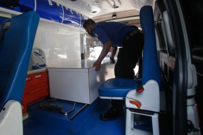 Pekerja mengangkat peti mati untuk dipindahkan ke ambulans di TPU Petamburan, Jakarta Pusat, Selasa (6/7/2021).