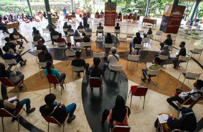 Petugas saat memberikan dosis vaksin untuk anak berusia 12 - 17 tahun di Setu Babakan, Jagakarsa, Jakarta Selatan, Selasa (6/7/2021).