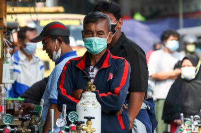 Karyawan toko saat memberikan arahan kepada warga yang akan mengisi ulang tabung oksigen di kawasan Manggarai, Jakarta Selatan, Selasa (6/7/2021).