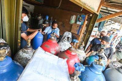 Karyawan toko saat memberikan arahan kepada warga yang akan mengisi ulang tabung oksigen di kawasan Manggarai, Jakarta Selatan, Selasa (6/7/2021).