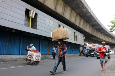 Aktivitas pedagang di Pasar Pagi Lama tampak sepi dan toko tutup di Jakarta, Selasa (6/7/2021).