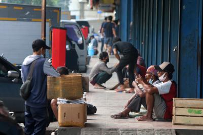 Aktivitas pedagang di Pasar Pagi Lama tampak sepi dan toko tutup di Jakarta, Selasa (6/7/2021).