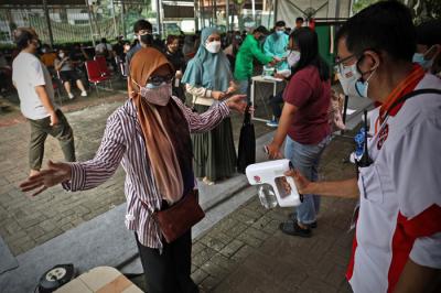 Vaksinasi Covid-19 yang diselenggarakan oleh Himpunan Pengusaha Muda Indonesia Jaya Peduli di SMA Labschool Kebayoran, Jakarta Selatan, Selasa (6/7/2021).