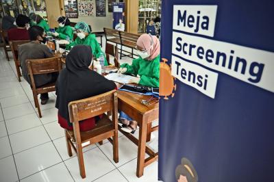 Vaksinasi Covid-19 yang diselenggarakan oleh Himpunan Pengusaha Muda Indonesia Jaya Peduli di SMA Labschool Kebayoran, Jakarta Selatan, Selasa (6/7/2021).