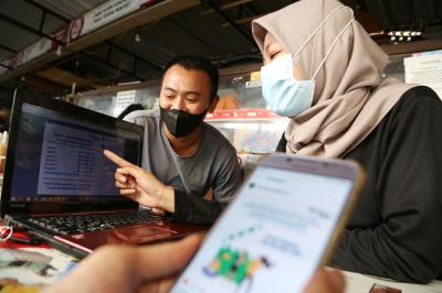 Calon peserta lomba mempelajari tata cara perlombaan melalui akun Instagram BPJS Ketenagakerjaan, di Surabaya, Jawa Timur, Rabu (7/7/2021).