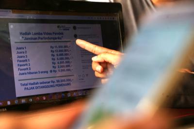 Calon peserta lomba mempelajari tata cara perlombaan melalui akun Instagram BPJS Ketenagakerjaan, di Surabaya, Jawa Timur, Rabu (7/7/2021).