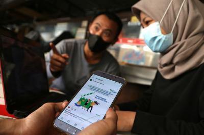 Calon peserta lomba mempelajari tata cara perlombaan melalui akun Instagram BPJS Ketenagakerjaan, di Surabaya, Jawa Timur, Rabu (7/7/2021).