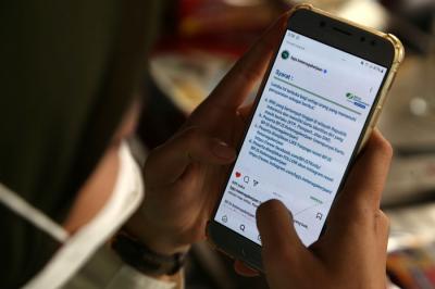 Calon peserta lomba mempelajari tata cara perlombaan melalui akun Instagram BPJS Ketenagakerjaan, di Surabaya, Jawa Timur, Rabu (7/7/2021).