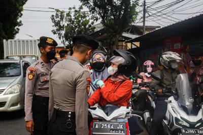 Kepala Korps Lalu Lintas (Kakorlantas) Polri Irjen Pol Istiono saat meninjau penyekatan pos PPKM Darurat Lenteng Agung, Jakarta Selatan, Rabu (7/7/2021).