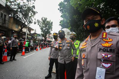 Kepala Korps Lalu Lintas (Kakorlantas) Polri Irjen Pol Istiono saat meninjau penyekatan pos PPKM Darurat Lenteng Agung, Jakarta Selatan, Rabu (7/7/2021).