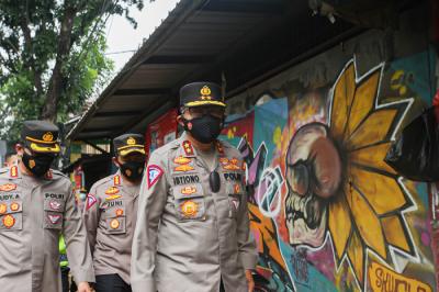 Kepala Korps Lalu Lintas (Kakorlantas) Polri Irjen Pol Istiono saat meninjau penyekatan pos PPKM Darurat Lenteng Agung, Jakarta Selatan, Rabu (7/7/2021).