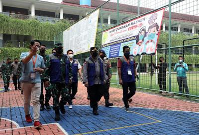 Panglima TNI Marsekal TNI Hadi Tjahjanto saat meninjau pelaksanaan serbuan vaksinasi bagi warga masyarakat, di tiga lokasi, Jakarta Selatan, Selasa (6/7/2021).
