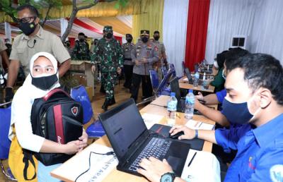 Panglima TNI Marsekal TNI Hadi Tjahjanto saat meninjau pelaksanaan serbuan vaksinasi bagi warga masyarakat, di tiga lokasi, Jakarta Selatan, Selasa (6/7/2021).