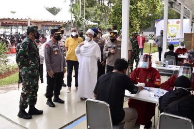 Panglima TNI Marsekal TNI Hadi Tjahjanto saat meninjau pelaksanaan serbuan vaksinasi bagi warga masyarakat, di tiga lokasi, Jakarta Selatan, Selasa (6/7/2021).