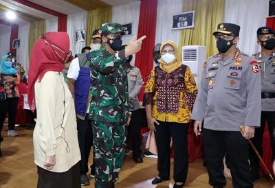 Panglima TNI Marsekal TNI Hadi Tjahjanto saat meninjau pelaksanaan serbuan vaksinasi bagi warga masyarakat, di tiga lokasi, Jakarta Selatan, Selasa (6/7/2021).