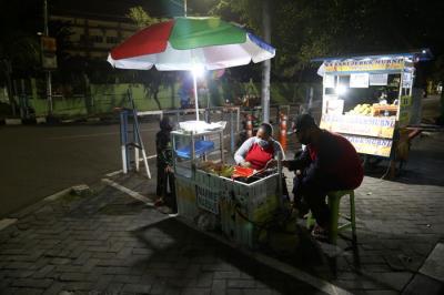 Suasana sepi Pedagang Kaki Lima dikawasan Masjid Al Akbar Surabaya, Jawa Timur, Selasa (6/7/2021).
