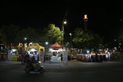 Suasana sepi Pedagang Kaki Lima dikawasan Masjid Al Akbar Surabaya, Jawa Timur, Selasa (6/7/2021).