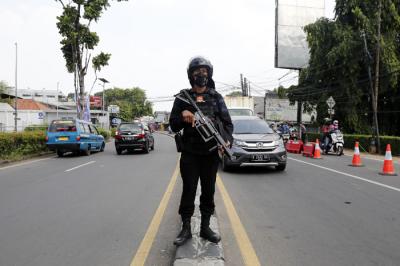 Petugas gabungan memutar arah kendaraan saat penyekatan di ruas Jalan Raya Bogor, Jakarta, Rabu (7/7/2021).