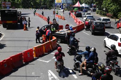Suasana lalu lintas dikawasan Bundaran Waru yang ditutup total, Rabu (7/7/2021).