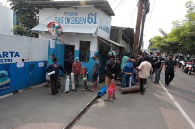 Warga mengantre untuk mengisi ulang tabung oksigen di kawasan Pesanggrahan, Jakarta, Kamis (8/7/2021).