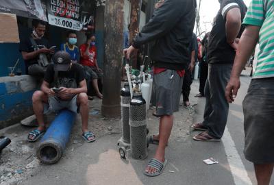 Warga mengantre untuk mengisi ulang tabung oksigen di kawasan Pesanggrahan, Jakarta, Kamis (8/7/2021).