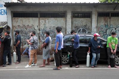 Warga mengantre untuk mengisi ulang tabung oksigen di kawasan Pesanggrahan, Jakarta, Kamis (8/7/2021).