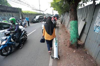 Warga mengantre untuk mengisi ulang tabung oksigen di kawasan Pesanggrahan, Jakarta, Kamis (8/7/2021).