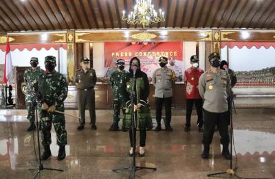 Apel kesiapan penerapan Pemberlakuan Pembatasan Kegiatan Masyarakat (PPKM) Darurat di halaman Gedung Setda Sukoharjo, Jawa Tengah, Kamis (8/7/2021).