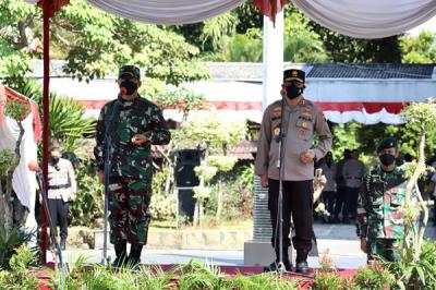 Apel kesiapan penerapan Pemberlakuan Pembatasan Kegiatan Masyarakat (PPKM) Darurat di halaman Gedung Setda Sukoharjo, Jawa Tengah, Kamis (8/7/2021).