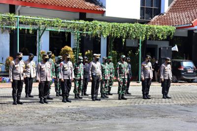 Apel kesiapan penerapan Pemberlakuan Pembatasan Kegiatan Masyarakat (PPKM) Darurat di halaman Gedung Setda Sukoharjo, Jawa Tengah, Kamis (8/7/2021).