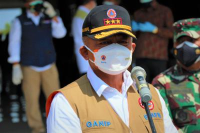 Ketua Satuan Tugas (Satgas) Penanganan Covid-19 Letjen TNI Ganip Warsito saat meninjau vaksinasi masyarakat di Bandung, Jawa Barat, Kamis (8/7/2021).