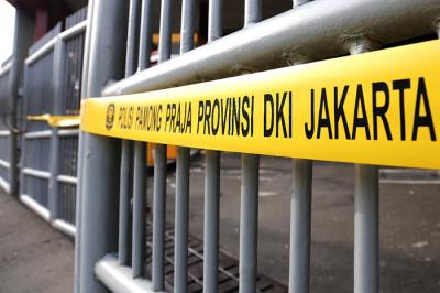 Pejalan kaki melintas di depan gerbang masuk Plaza Kenari Mas, Jakarta Pusat, Kamis (8/7/2021).