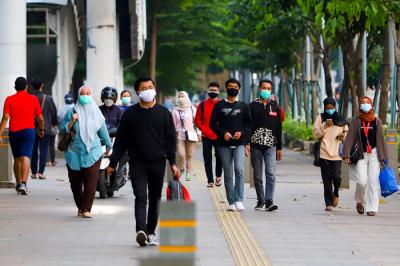 Sejumlah pekerja berjalan pulang menuju stasiun transportasi umum di Jakarta Pusat, Rabu (7/7/2021).