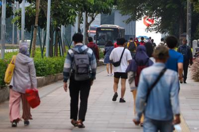 Sejumlah pekerja berjalan pulang menuju stasiun transportasi umum di Jakarta Pusat, Rabu (7/7/2021).