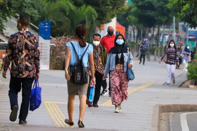 Sejumlah pekerja berjalan pulang menuju stasiun transportasi umum di Jakarta Pusat, Rabu (7/7/2021).
