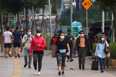 Sejumlah pekerja berjalan pulang menuju stasiun transportasi umum di Jakarta Pusat, Rabu (7/7/2021).