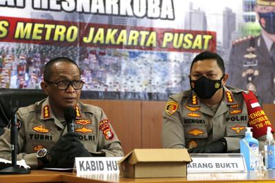 Jumpa pers penangkapan aktris Nia Ramadhani beserta suaminya Ardi Bakrie dan sopir pribadinya di Polres Jakarta Pusat, Kamis (8/7/2021).