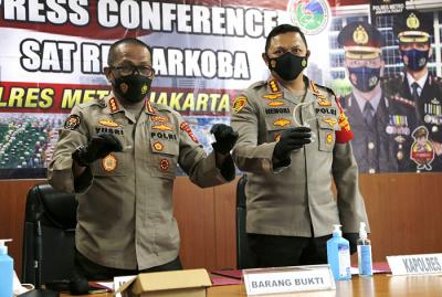 Jumpa pers penangkapan aktris Nia Ramadhani beserta suaminya Ardi Bakrie dan sopir pribadinya di Polres Jakarta Pusat, Kamis (8/7/2021).