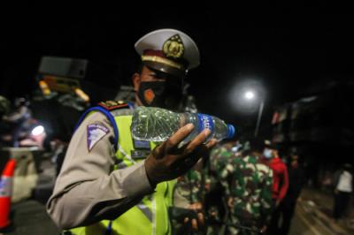 Tiga remaja berusia 16 tahun tertangkap membawa miras oplosan saat mencoba terobos pos penyekatan PPKM Darurat Lenteng Agung, Jakarta Selatan, Rabu (7/7/2021).