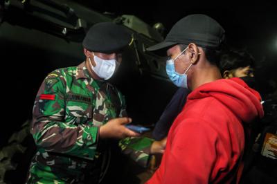 Tiga remaja berusia 16 tahun tertangkap membawa miras oplosan saat mencoba terobos pos penyekatan PPKM Darurat Lenteng Agung, Jakarta Selatan, Rabu (7/7/2021).